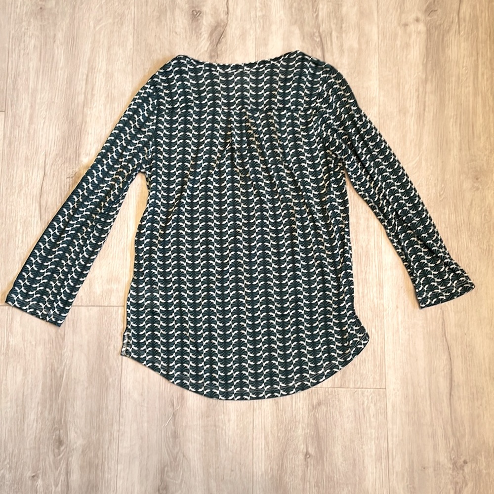 Cute Top w/ Fun Pattern - Picture 2 of 5